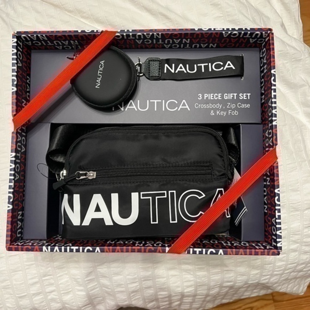 NWT Nautica 3 piece gift set crossbody, zip case and key fob black and white